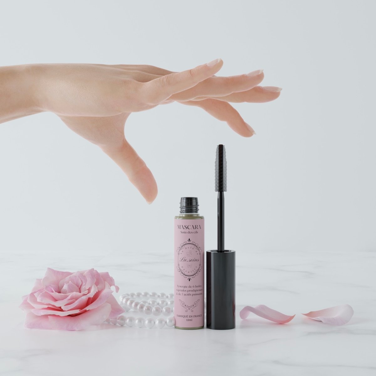 Mascara soin pousse des cils - lifestyle avec une main