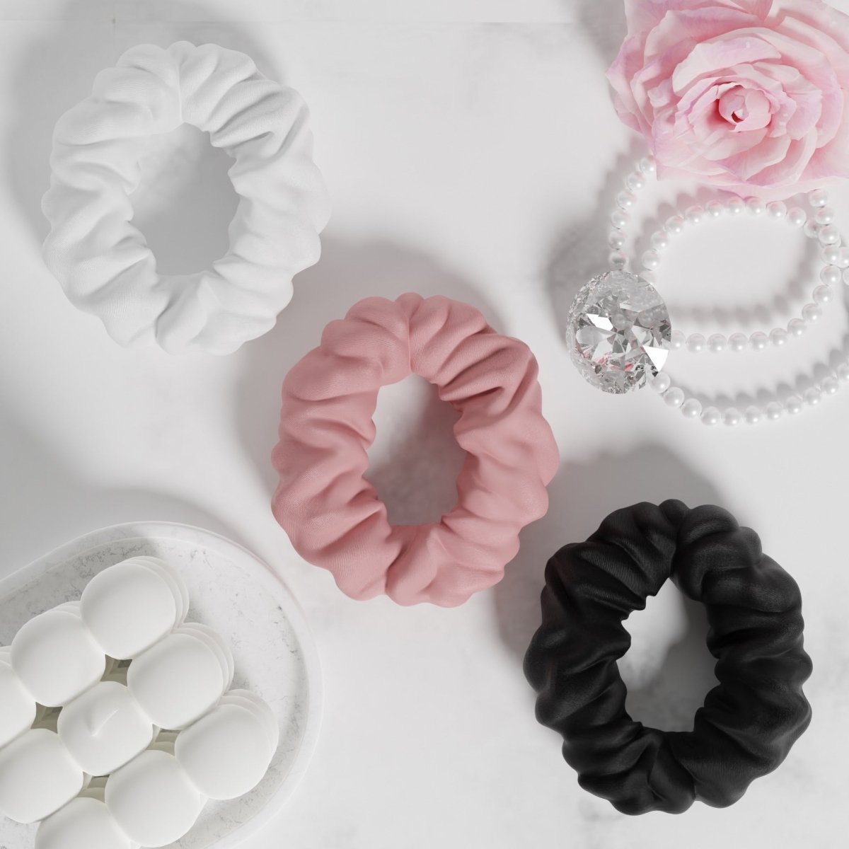 Chouchous en satin vegan pour attacher les cheveux sans les casser